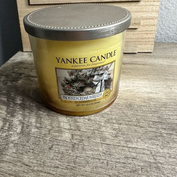 Yankee Candle Frosted Cedar Wreath Medium Tumbler Candle Retired Hard to find - Picture 2 of 5